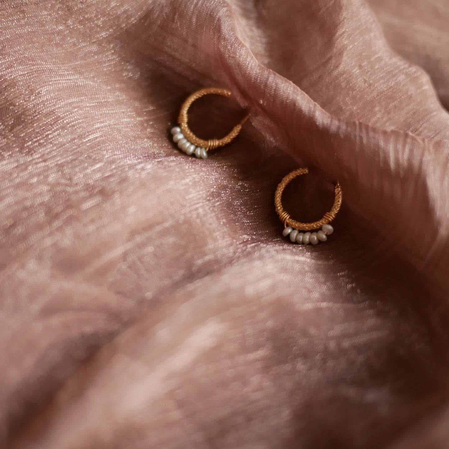 Molyna迷你淡水珍珠圈圈耳環