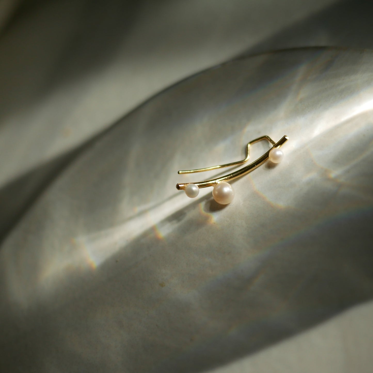 Lustera珍珠爬耳式耳環