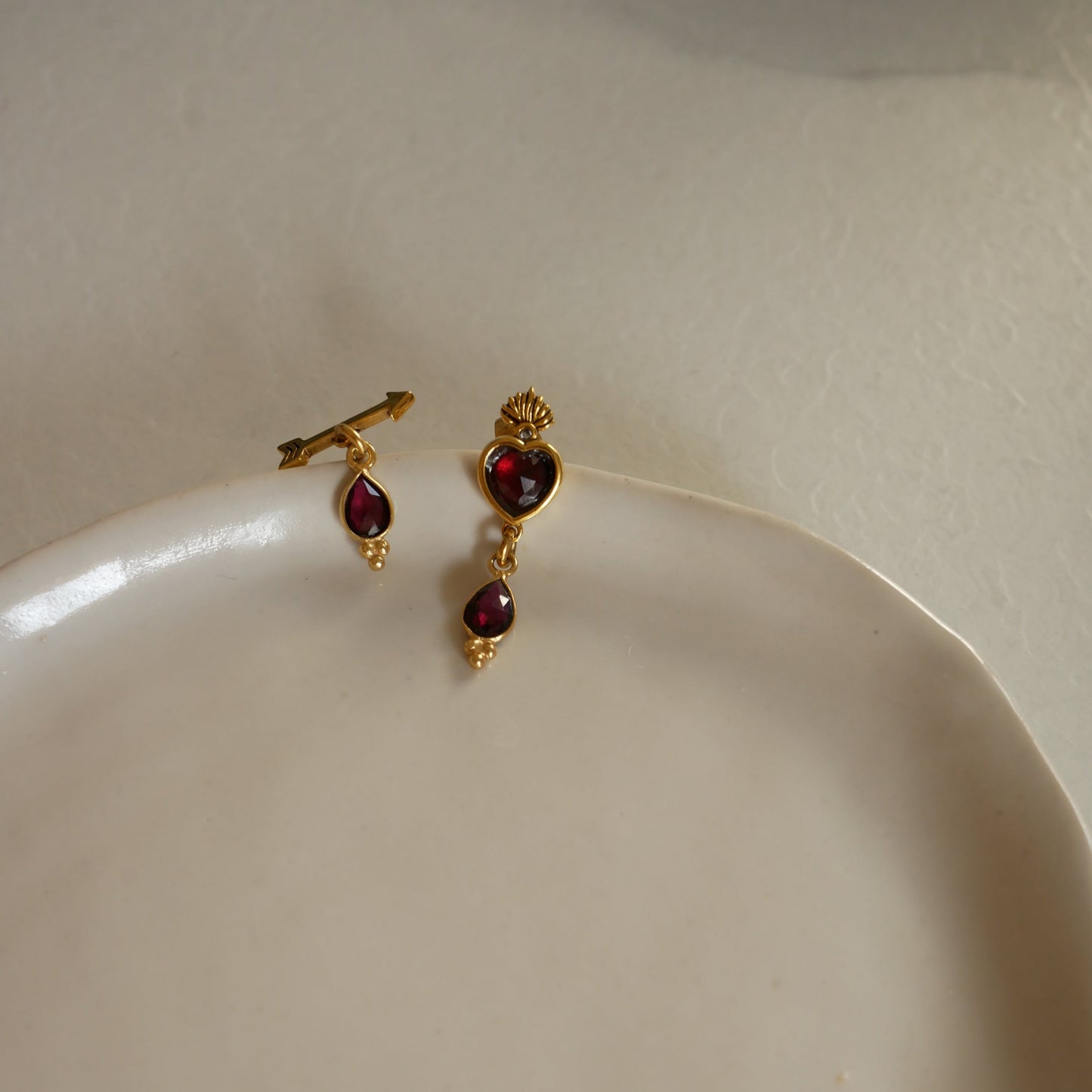 Sacha heart arrow愛心箭頭半寶石垂墜耳環