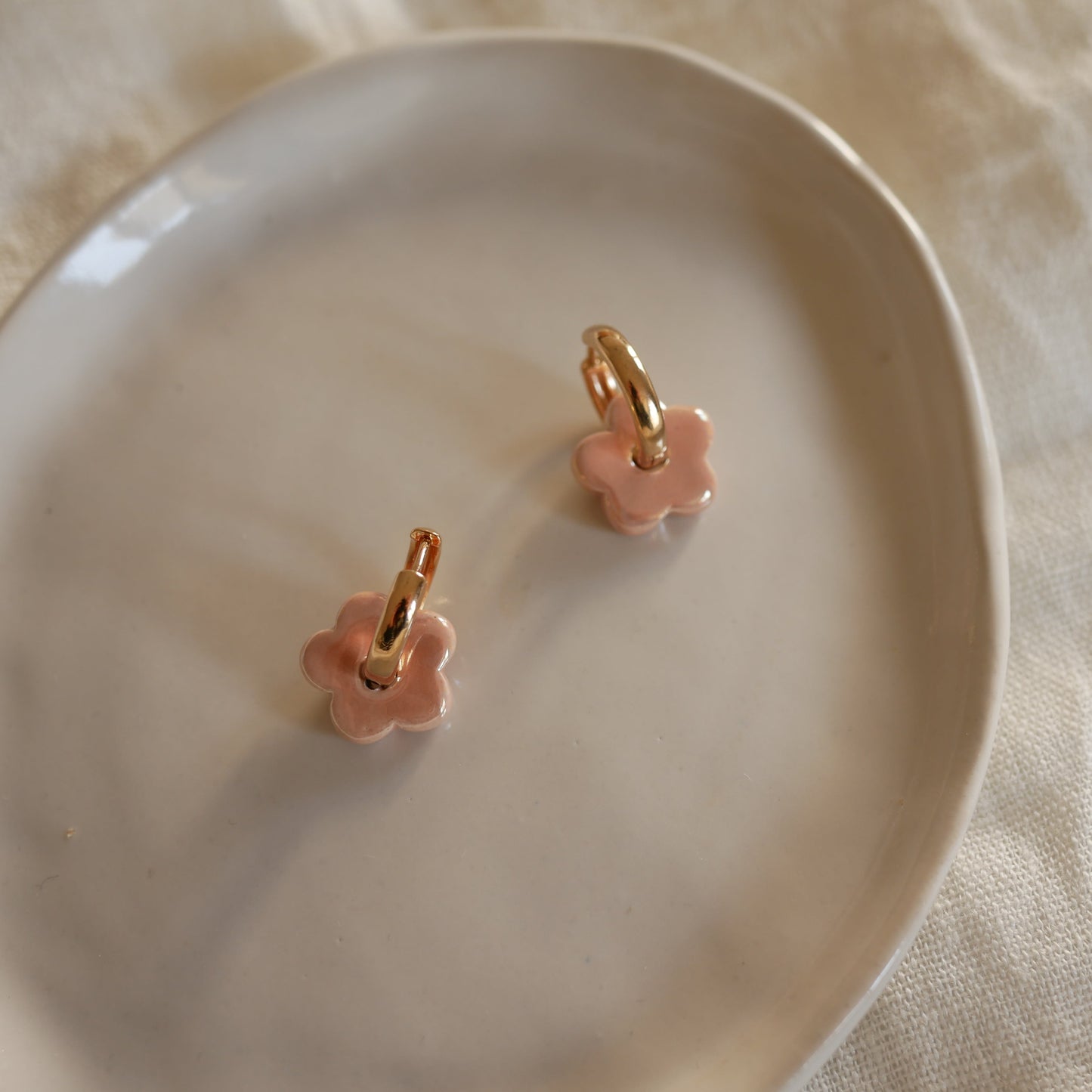 Blossom hoops陶瓷花環形耳環
