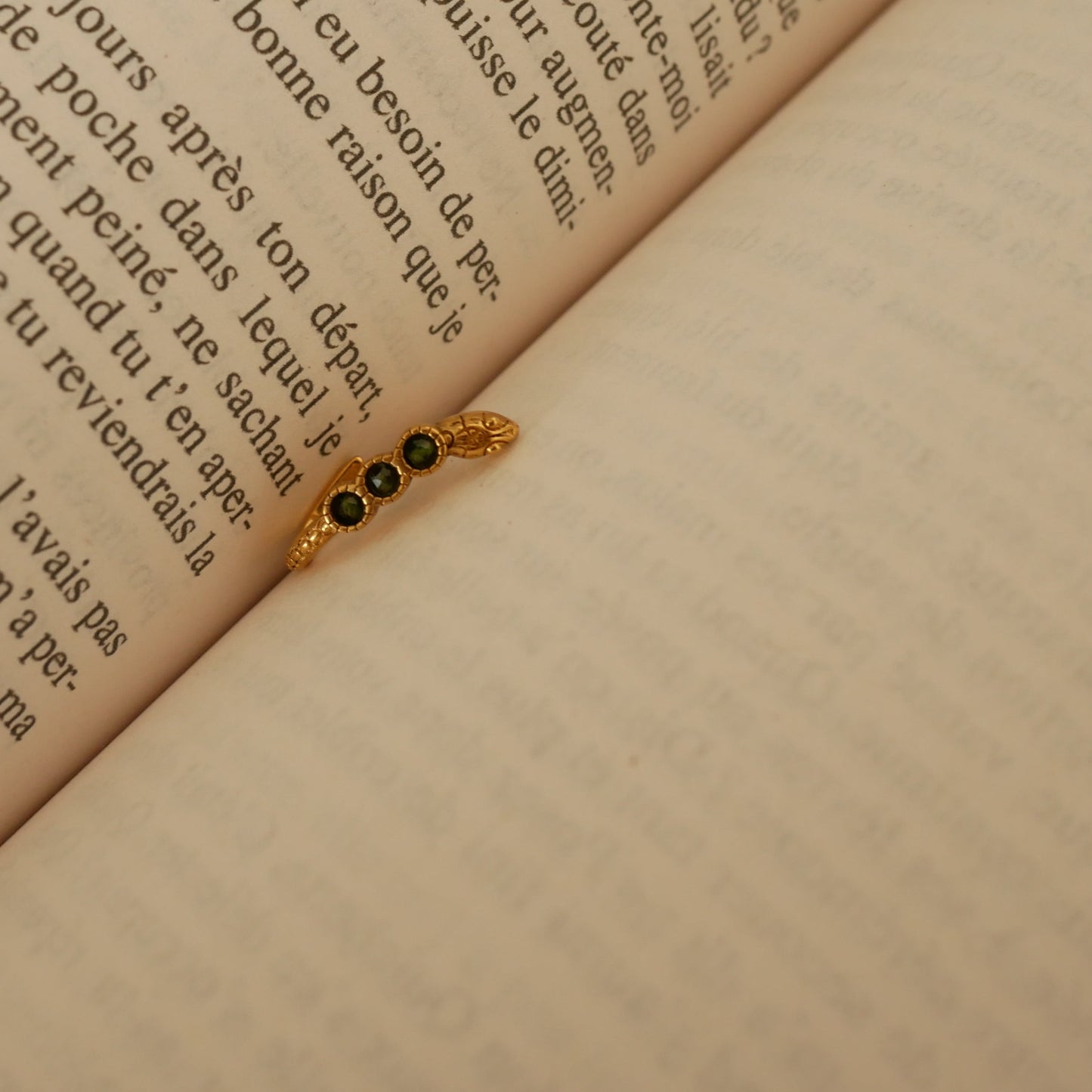 Sissi mini hoops蛇形半寶石耳環