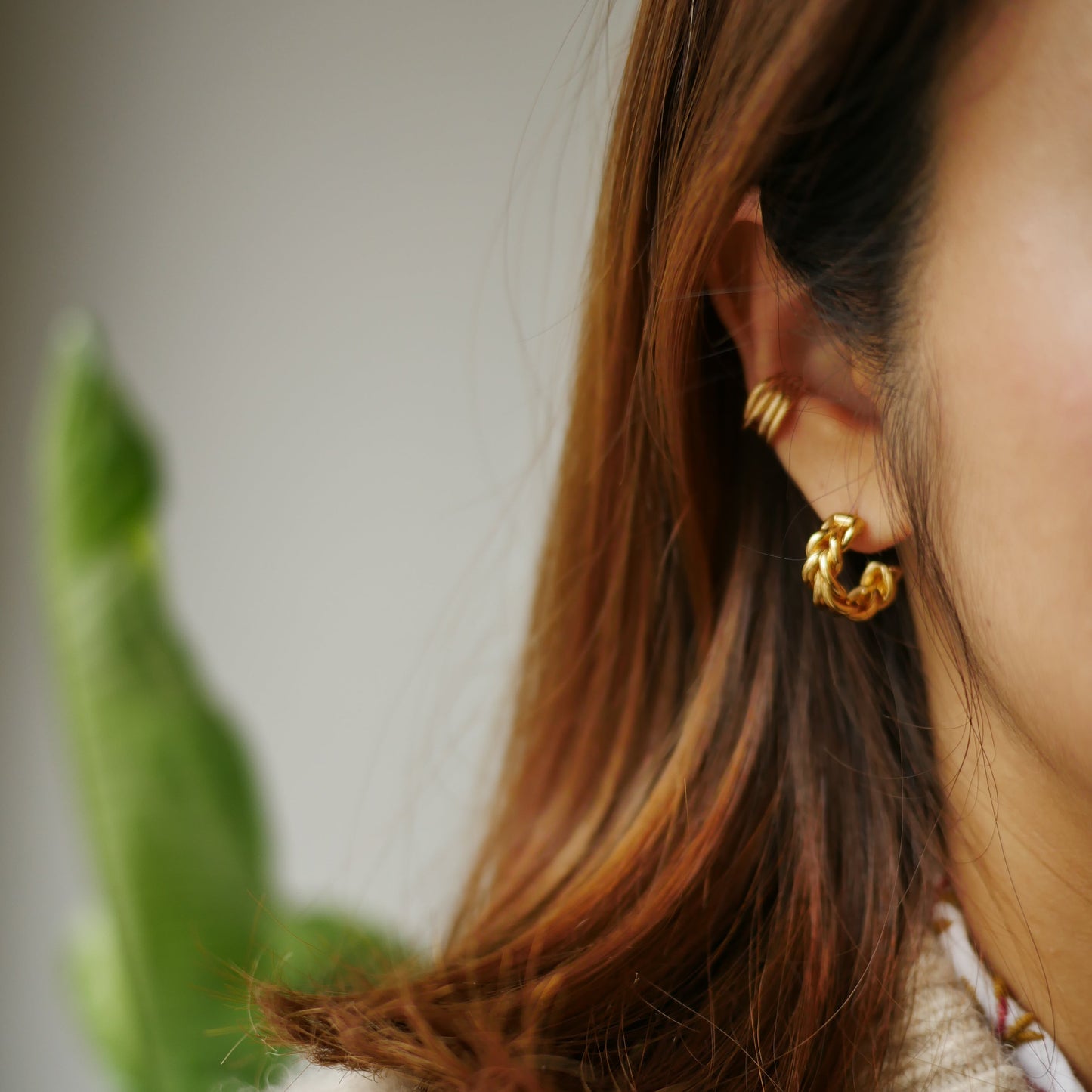 Romane線條交錯耳骨夾