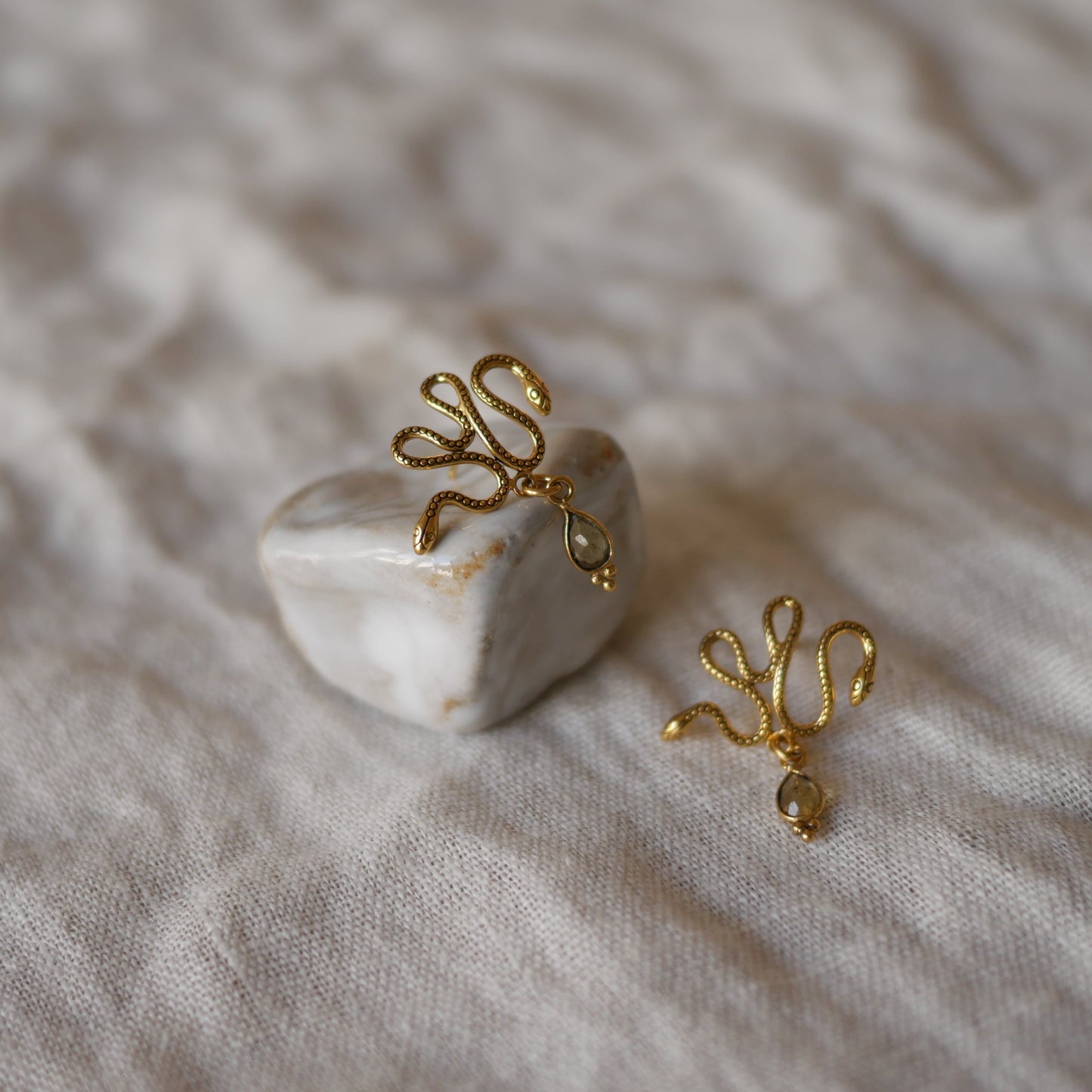 Sissi button drop蛇形寶石耳環