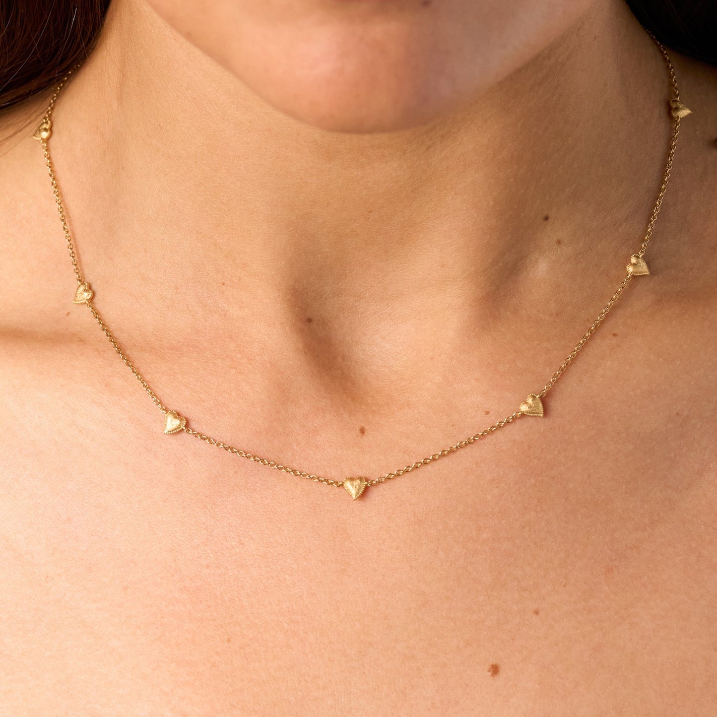 Amori Choker Heart-Shaped Short Necklace 