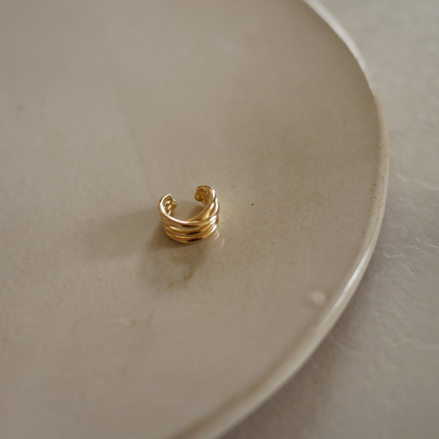 Romane線條交錯耳骨夾