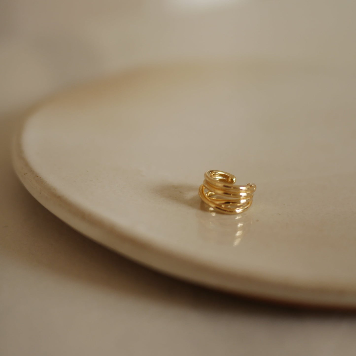 Romane線條交錯耳骨夾