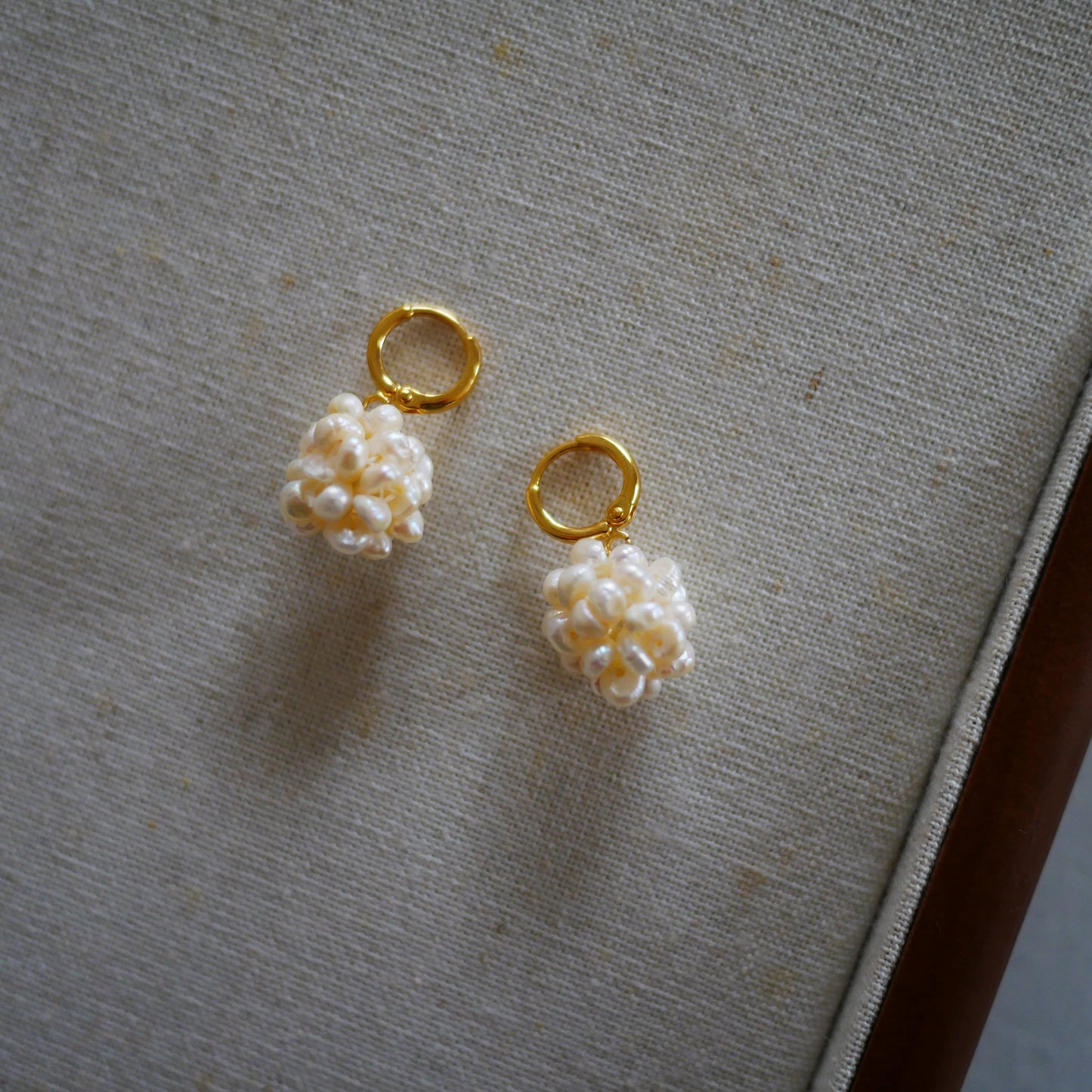 Créoles Esmée珍珠繡球環形耳環