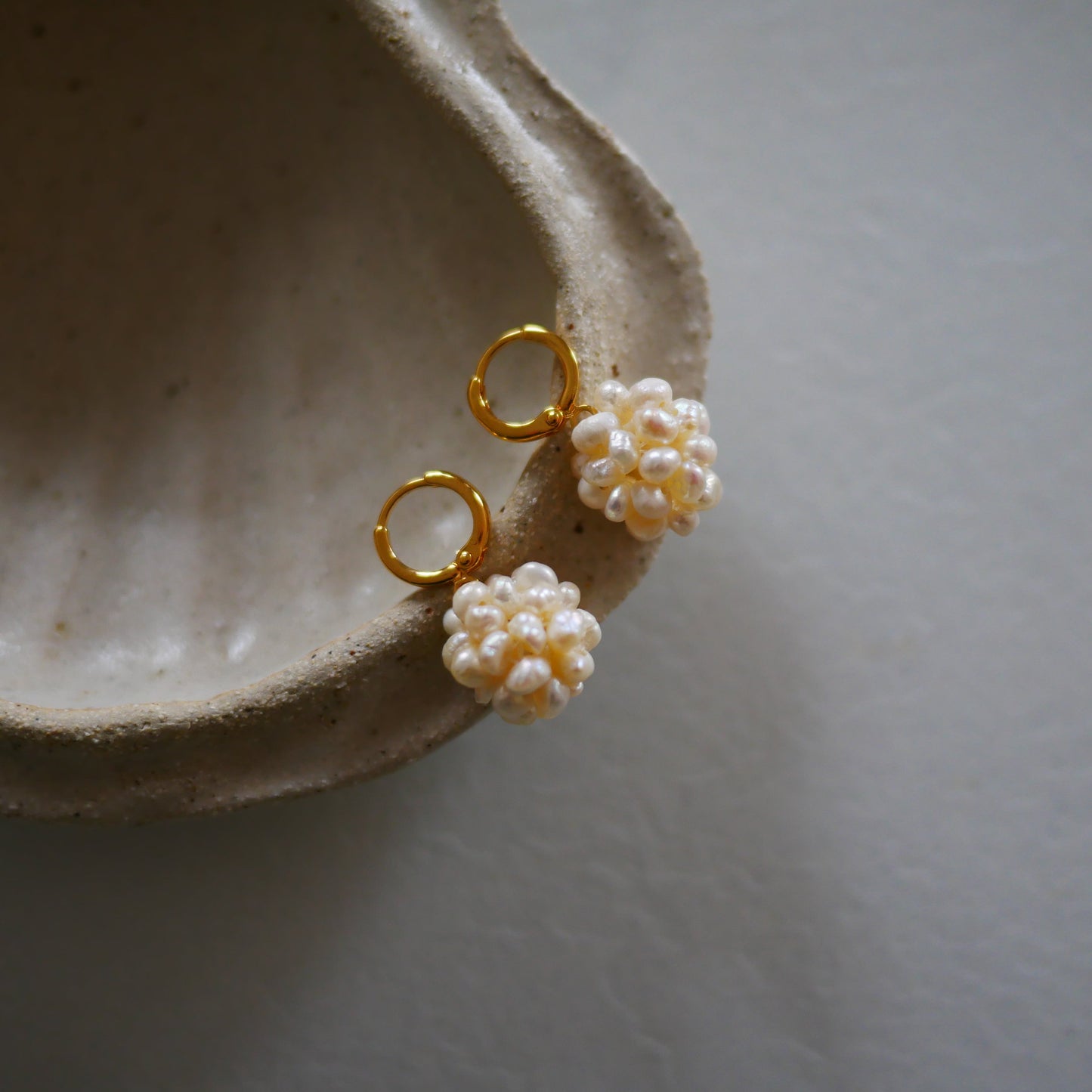 Créoles Esmée珍珠繡球環形耳環