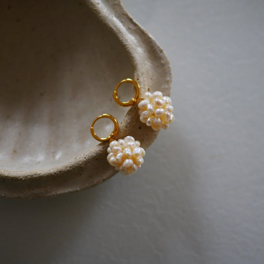 Créoles Esmée珍珠繡球環形耳環