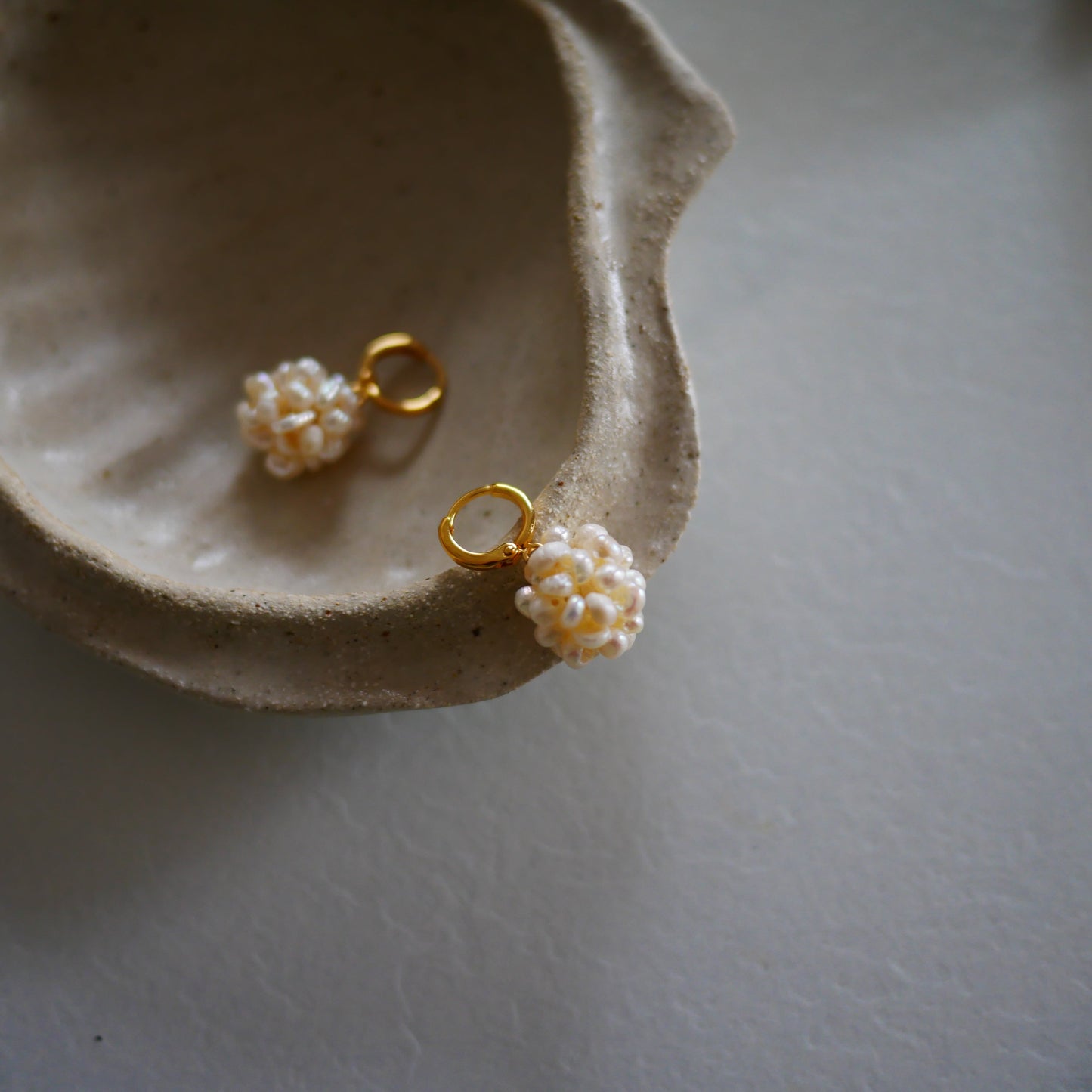 Créoles Esmée珍珠繡球環形耳環