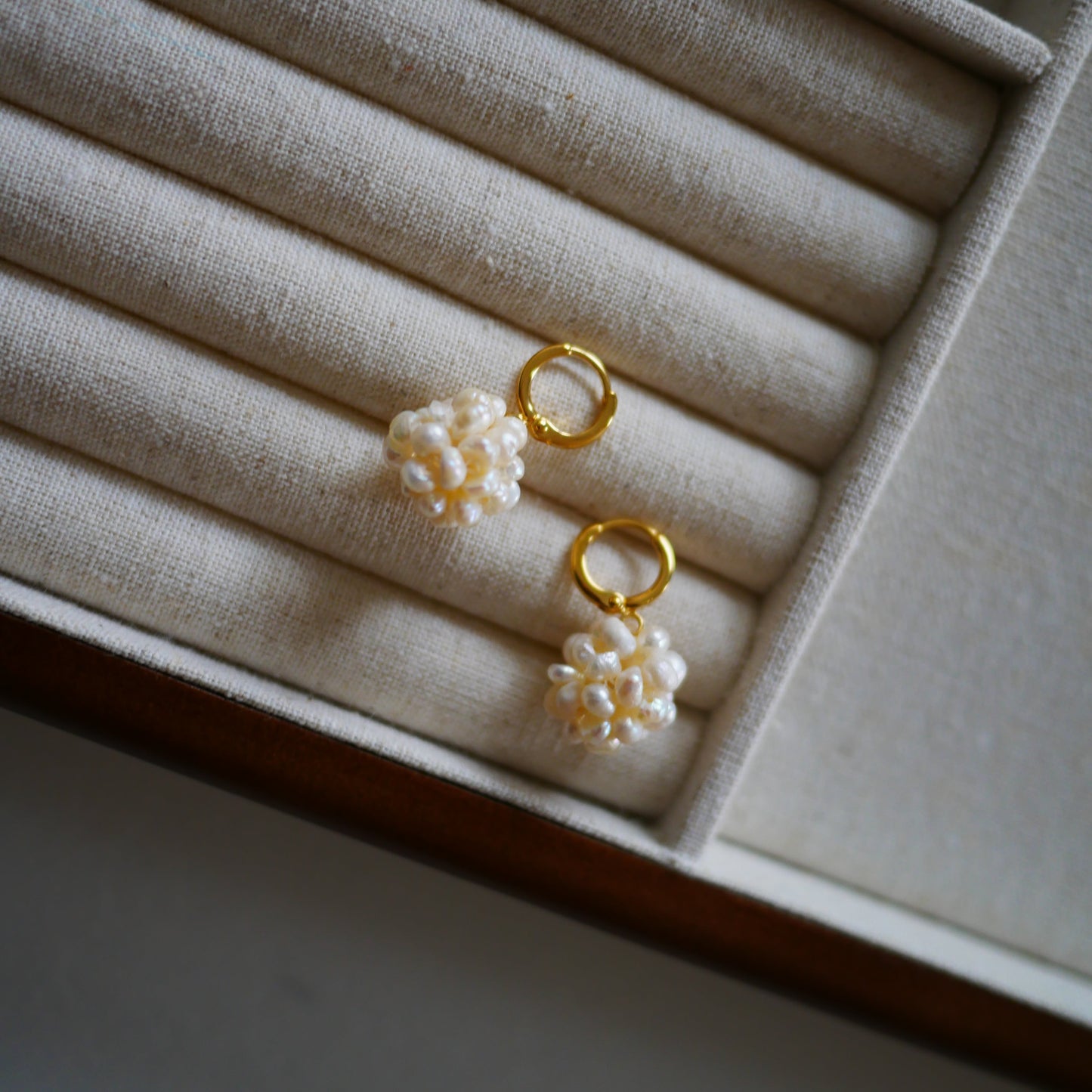 Créoles Esmée珍珠繡球環形耳環