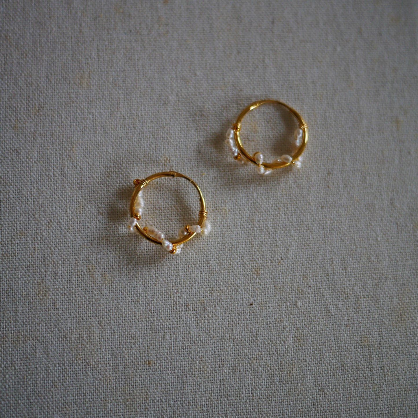 Eddie珍珠枝蔓環形耳環