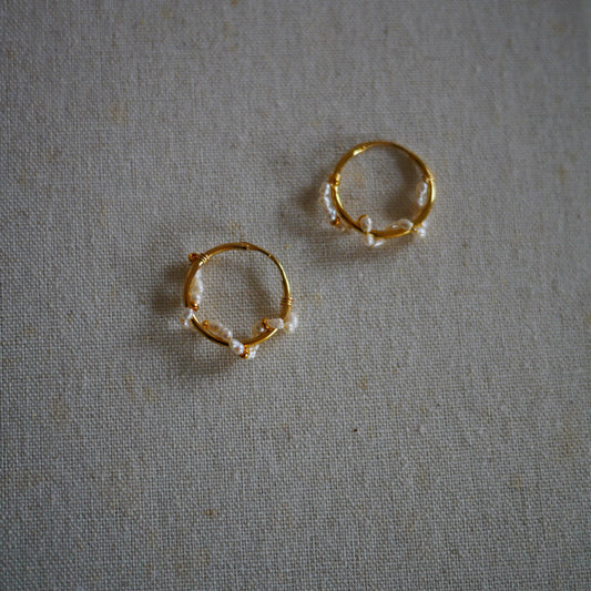 Eddie珍珠枝蔓環形耳環