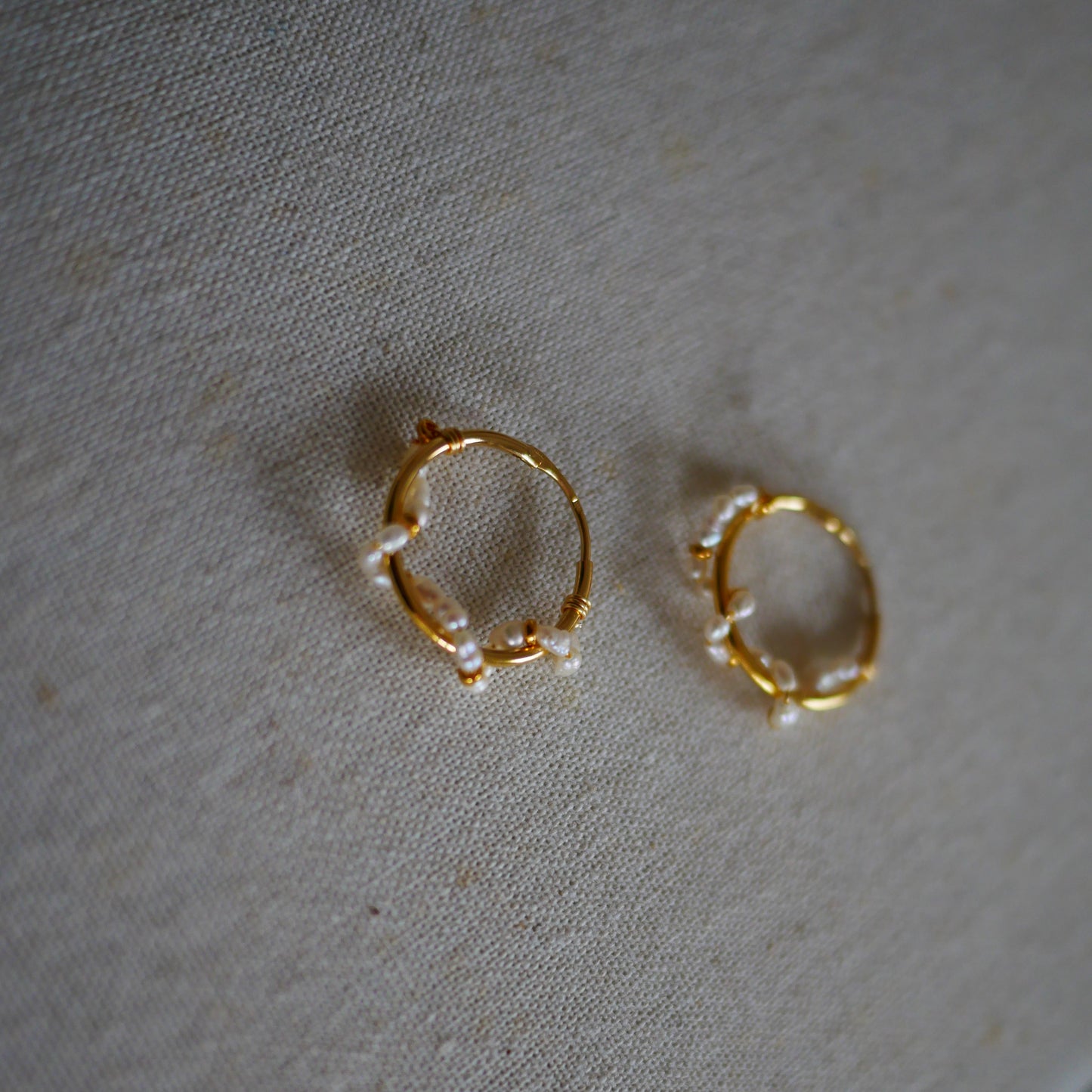 Eddie珍珠枝蔓環形耳環