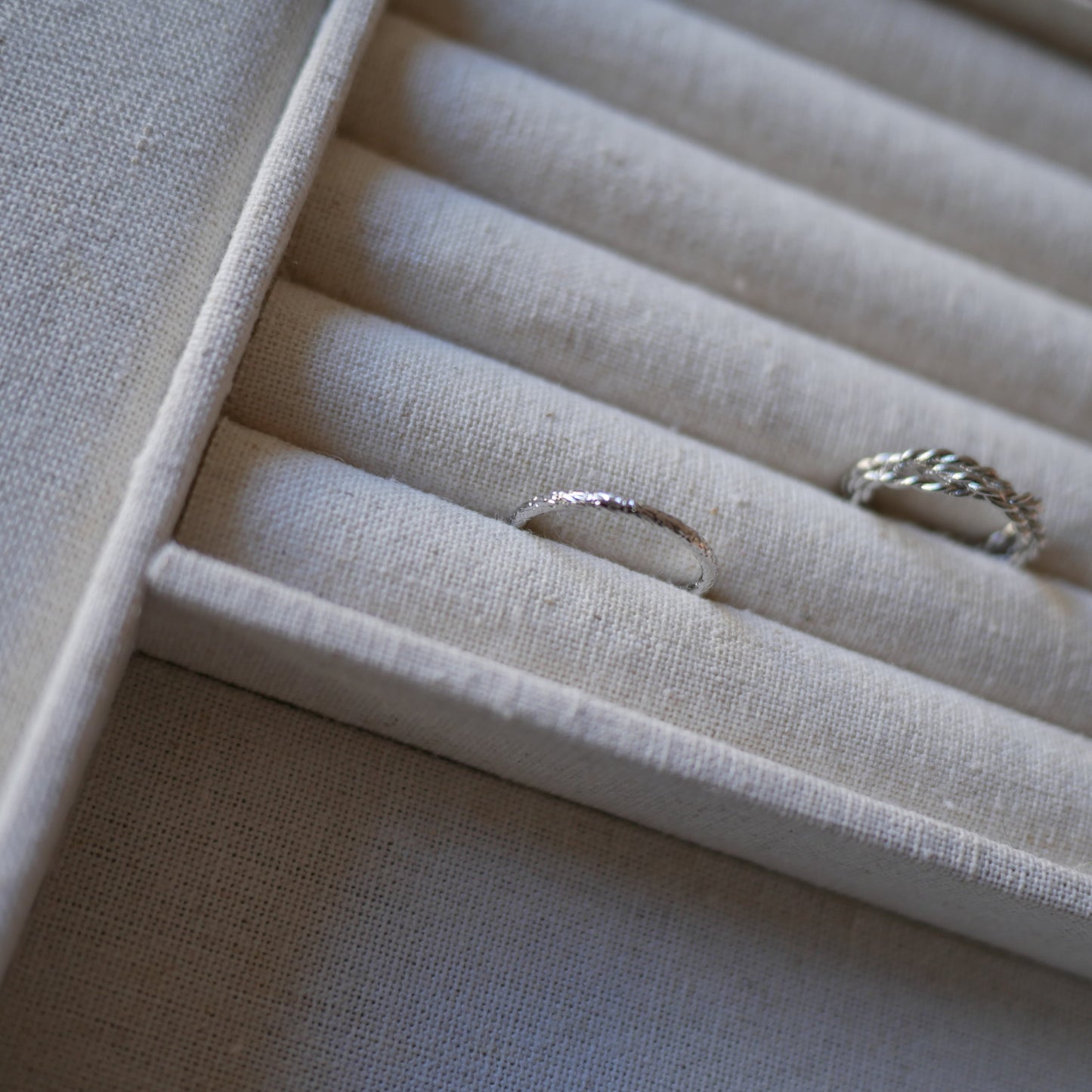 Ila Palladium刻紋線狀戒指