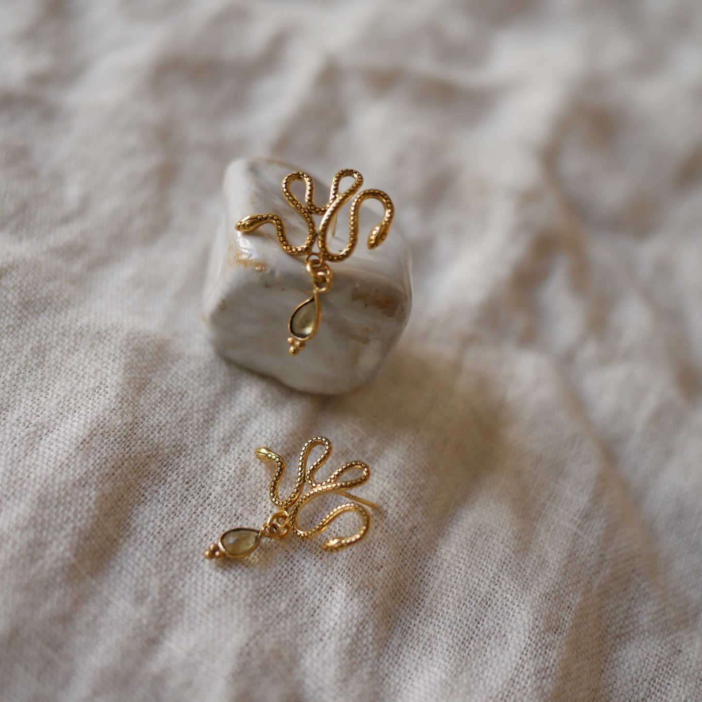 Sissi button drop蛇形寶石耳環