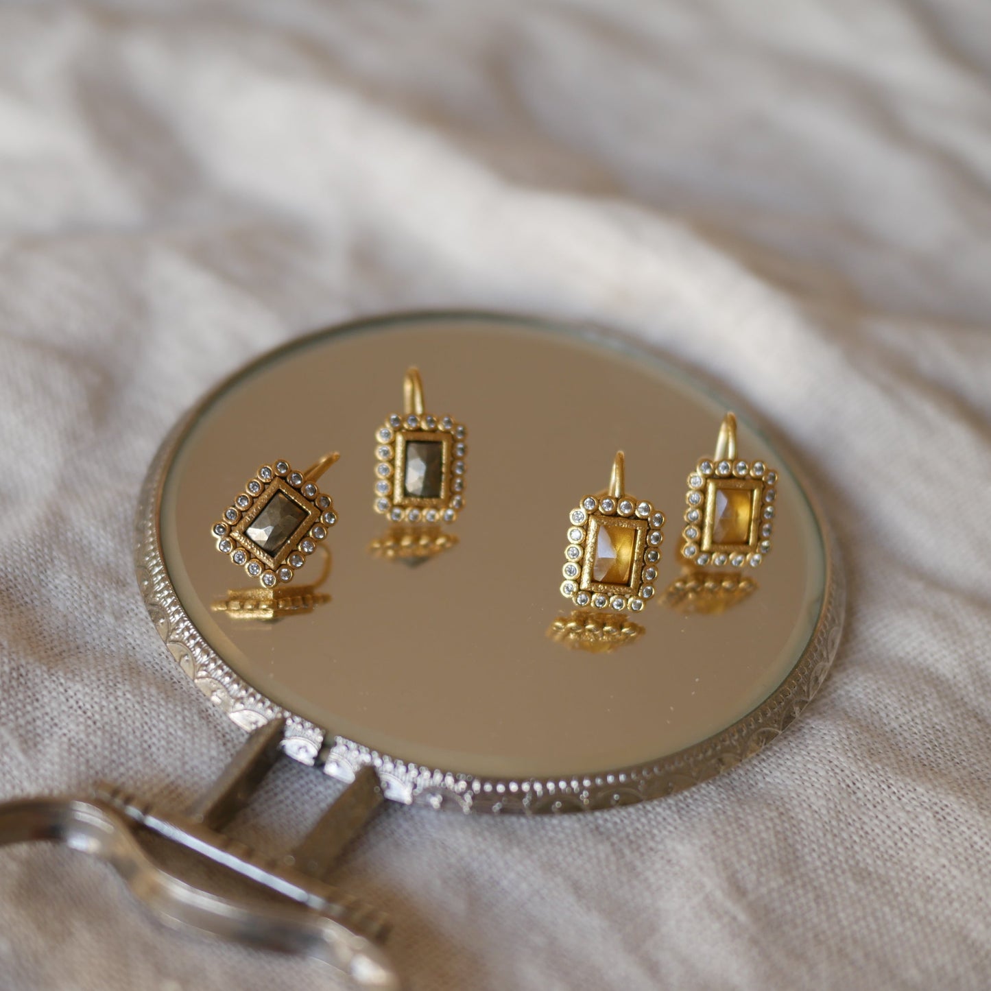 Sonia Dormeuse方形半寶石後鉤式耳環