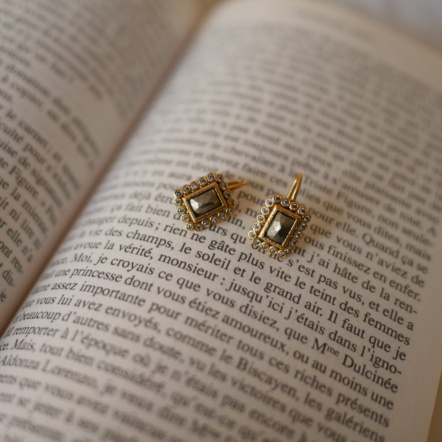 Sonia Dormeuse方形半寶石後鉤式耳環