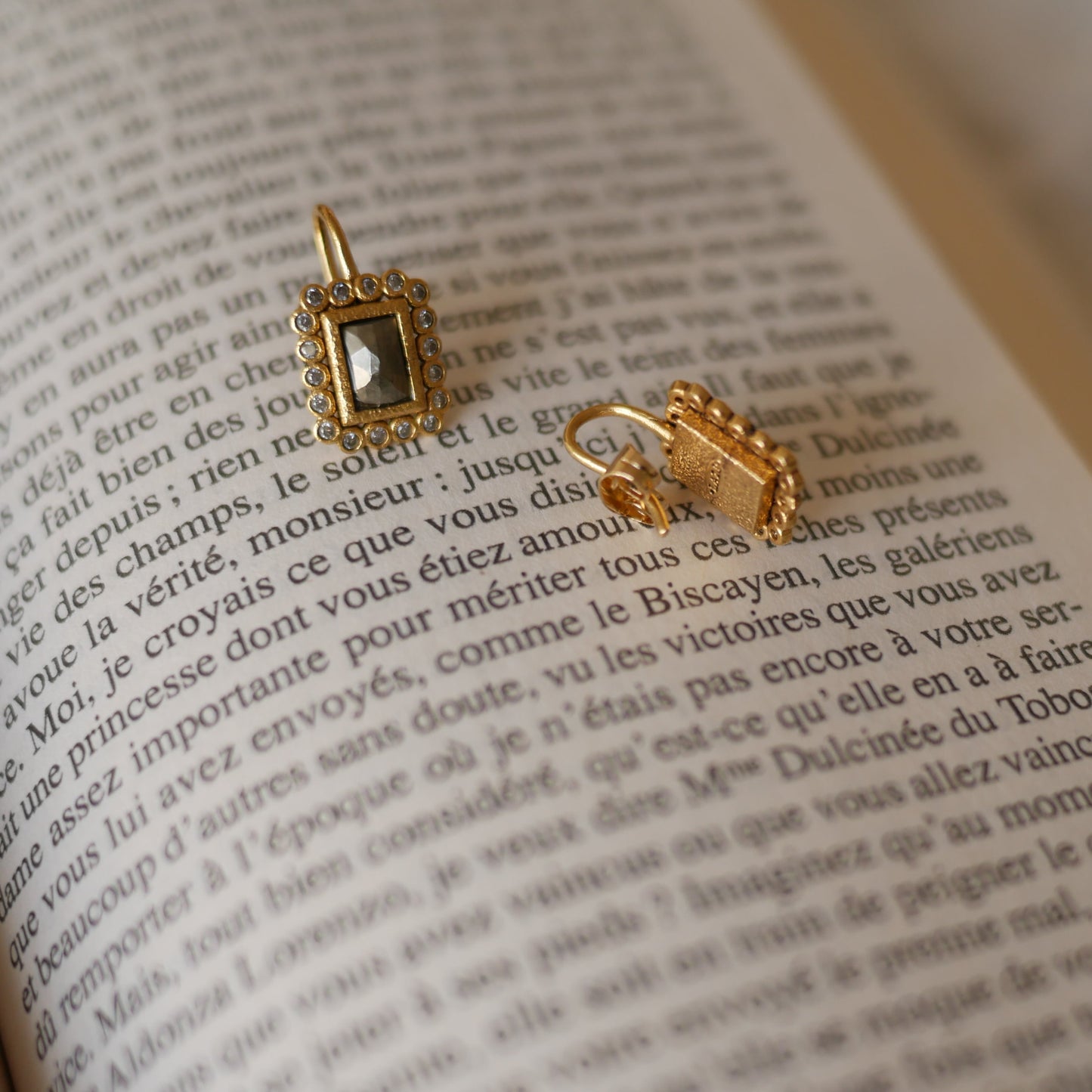 Sonia Dormeuse方形半寶石後鉤式耳環